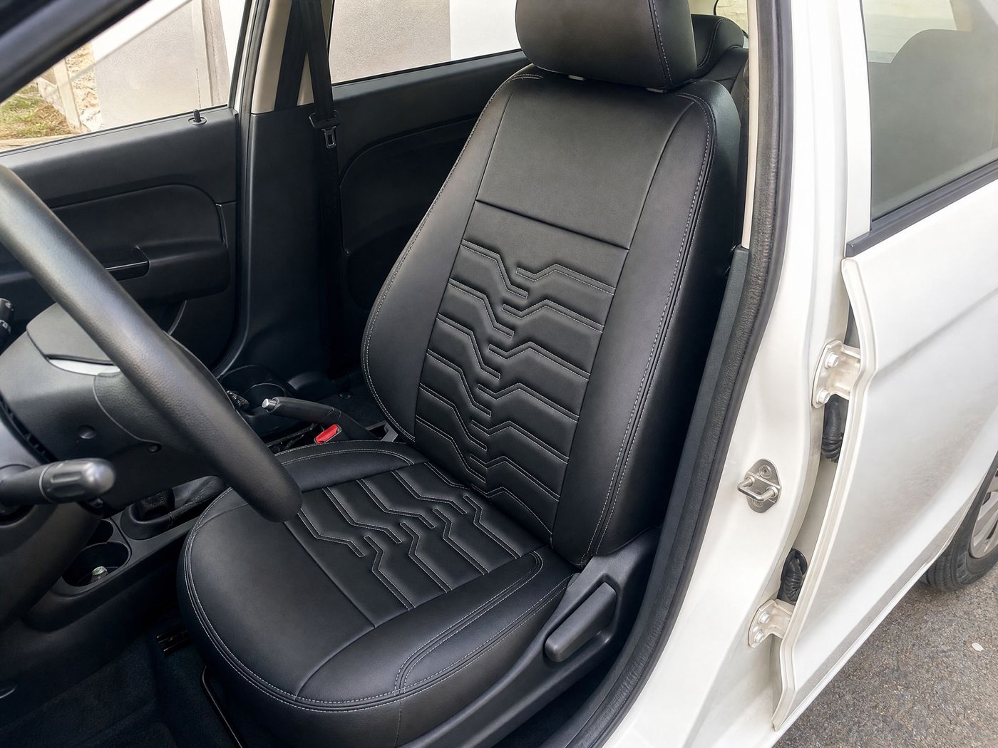 Capa automotiva instalada em carro compacto
