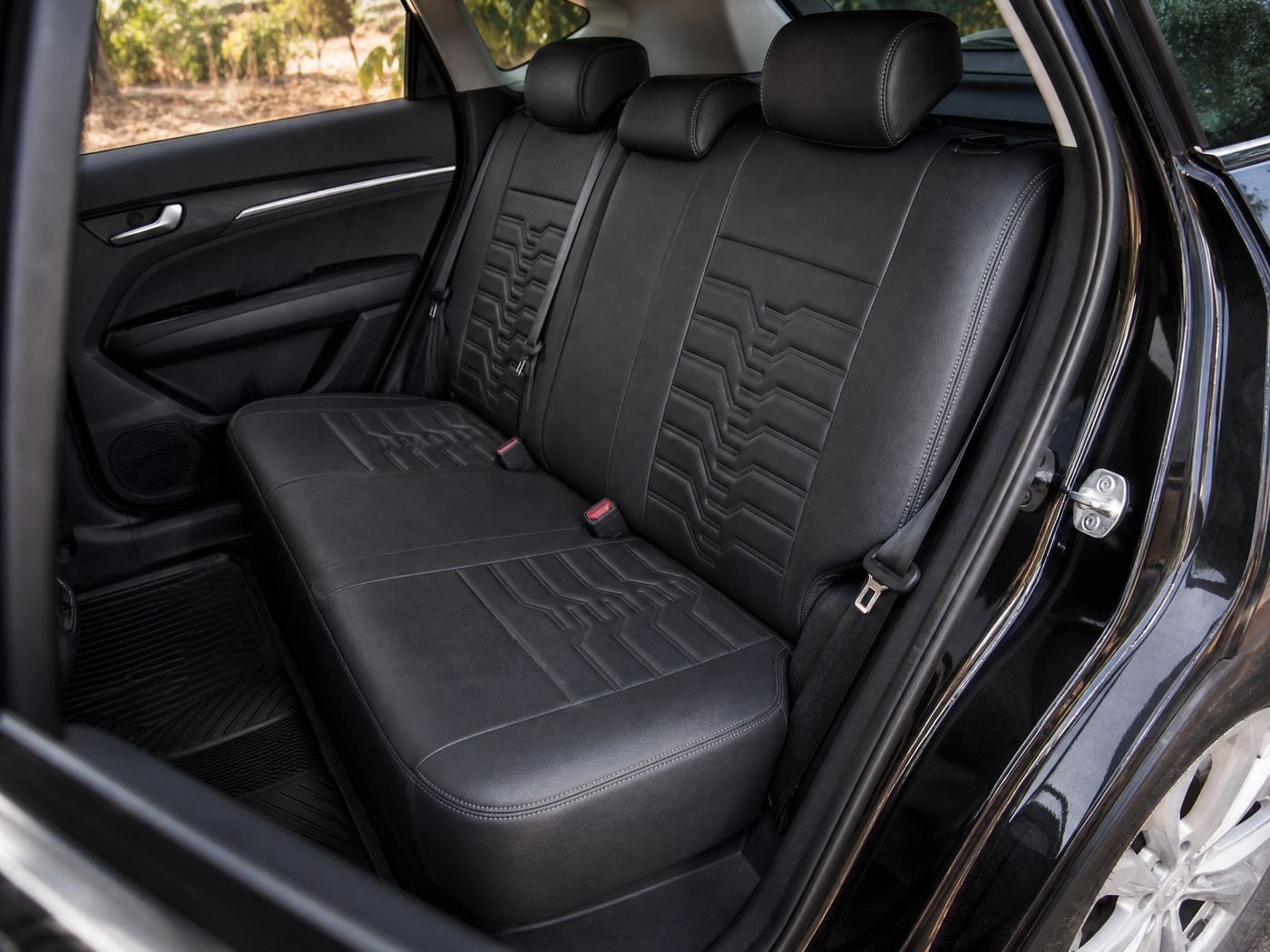 Banco traseiro de SUV com capa automotiva